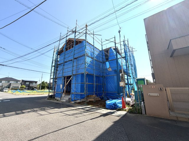 越谷市大道３期１号棟リガーレ　新築戸建の外観|柱の間から差し込む光で室内の明るさを実感。住まいの形が見えて着々と完成へと近づいています。
