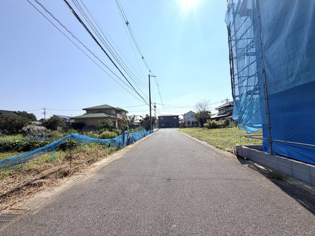 越谷市大道３期１号棟リガーレ　新築戸建の前面道路含む現地写真|風の抜け道と太陽の恵みをフルに活かせる２方接道。建物の魅力をより一層引き立てる恵まれた環境です。