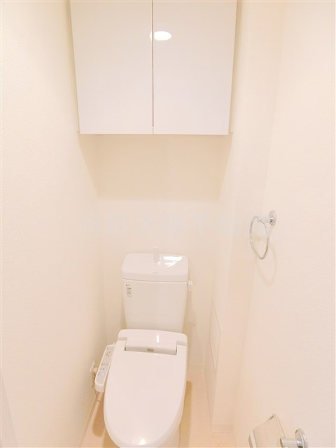 クレイシア池上リフィールのトイレ|吊戸棚と温水暖房便座付きのトイレ