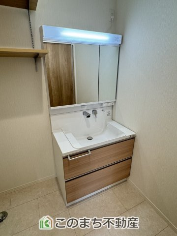 ワイウッドコート下都賀郡壬生町安塚第3期の洗面所|同社施工物件の写真です。※建具やフローリング、その他仕様が違う場合がございます。シャンプードレッサーで朝の身支度♪伸びるホースでお掃除も簡単清潔です！