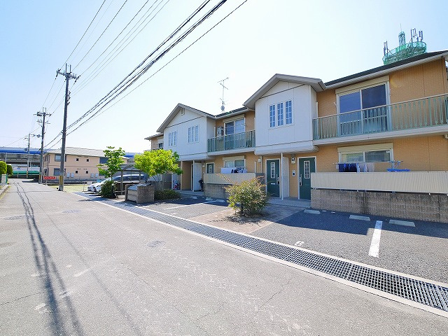 ファミールなかいの駐車場