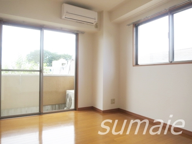 シェーンハイト１の居間・リビング|２面採光の明るい角部屋です☆