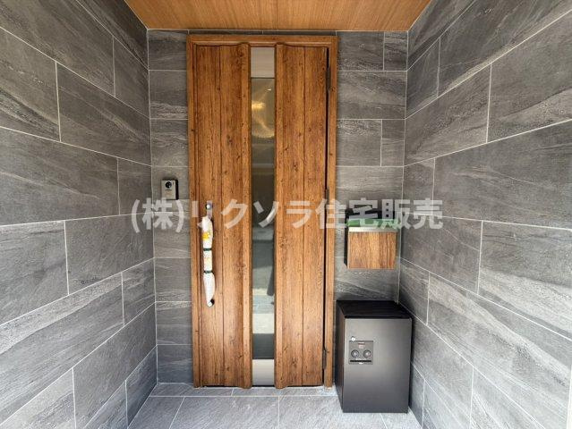 河北中町　中古一戸建ての玄関|宅配ボックス付き
■物件内覧・資金計画相談・住宅ローン相談、リフォーム相談、お問合せ受付中■
※当日・翌日のご内覧、ご相談はお電話でのお問合せがスムーズです！