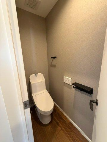河北中町　中古一戸建てのトイレ|温水洗浄便座　トイレ２ヶ所
■物件内覧・資金計画相談・住宅ローン相談、リフォーム相談、お問合せ受付中■
※当日・翌日のご内覧、ご相談はお電話でのお問合せがスムーズです！