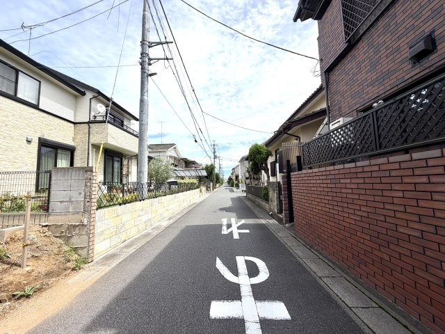 越谷市大泊２３期１号棟リガーレ　新築戸建の前面道路含む現地写真|角地ならではの良好な風通りと日当たりを実現。街並みの中でも存在感が際立つ洗練されたポジションです。