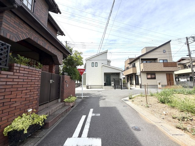 越谷市大泊２３期１号棟リガーレ　新築戸建の前面道路含む現地写真|２方向から光と風を呼び込む恵まれたロケーション。圧迫感がなく、建物全体がパッと明るく引き立ちます。