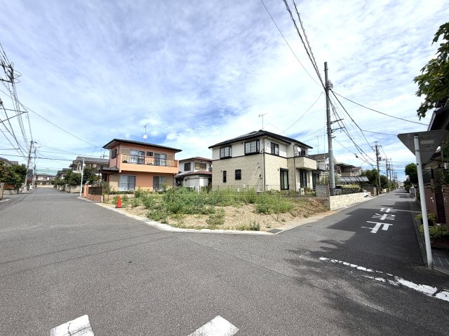 越谷市大泊２３期１号棟リガーレ　新築戸建の外観|これから基礎工事が始まる準備段階の敷地。永く住み続ける土地の素顔をじっくりご確認できる機会です。