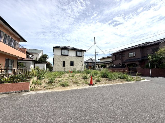 越谷市大泊２３期１号棟リガーレ　新築戸建の外観|建物の配置や日当たりの良さが実感できる更地状態。周辺環境や前面道路の雰囲気も確認しやすい時期です。