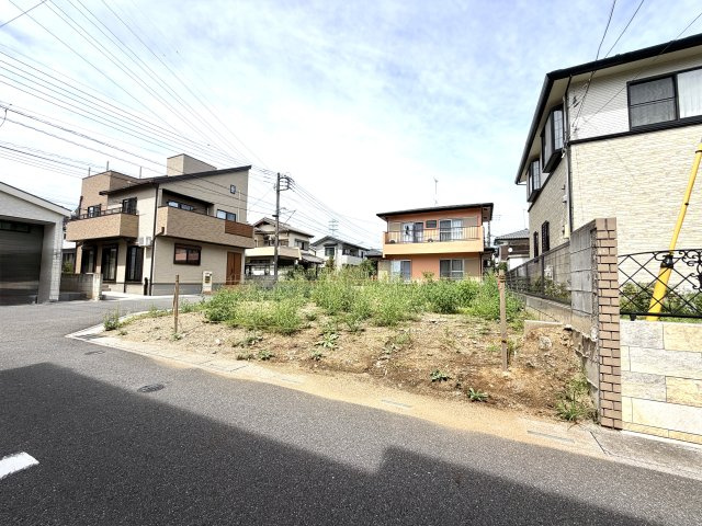 越谷市大泊２３期１号棟リガーレ　新築戸建の前面道路含む現地写真|陽当たり良好なフラットな敷地。これからの工事経過とともに、住まいが形作られていく様子を楽しめます。
