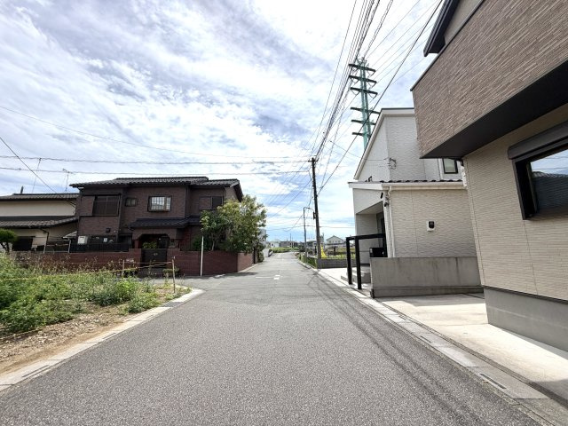 越谷市大泊２３期１号棟リガーレ　新築戸建の前面道路含む現地写真|角地ならではの圧倒的な開放感と採光性が魅力。隣家との密着感が少なく、プライバシーも確保しやすいです。