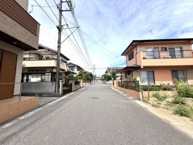 越谷市大泊２３期１号棟リガーレ　新築戸建の前面道路含む現地写真|風の抜け道と太陽の恵みをフルに活かせる２方接道。建物の魅力をより一層引き立てる恵まれた環境です。