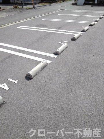 ラベリーズ・八幡の駐車場