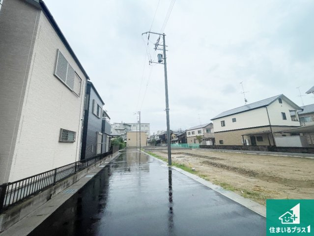 久世郡久御山町下津屋　第2期　新築一戸建ての前面道路含む現地写真|周辺は落ち着いた街並みの住宅地！子育てがしやすい住環境です！まだ未完成ですが、現地でしかわからない事もございます。是非一度ご覧ください。
