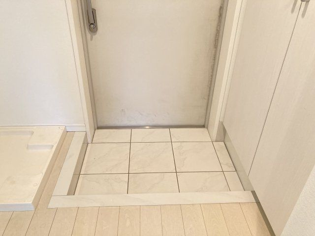 Rising pleace両国二番館の玄関