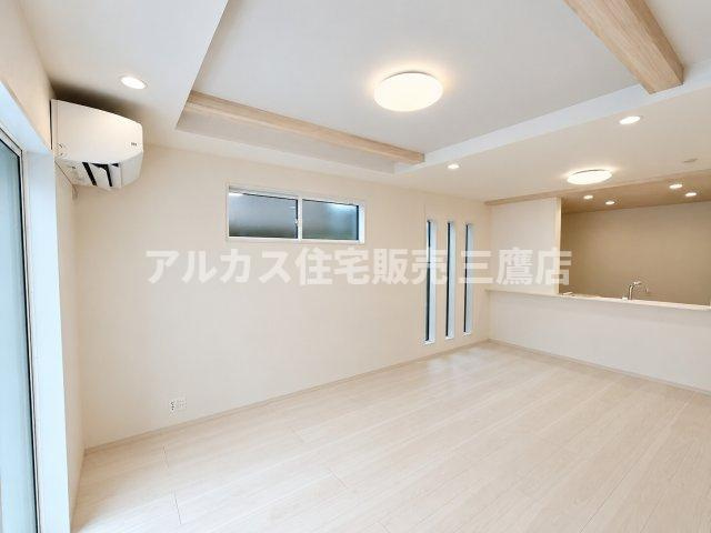 国分寺市北町1丁目　西武国分寺線　鷹の台駅　新築戸建の居間・リビング|折り上げ天井と化粧梁が開放感とおしゃれなアクセントを演出するリビング。自然光が入る明るい居心地の良い空間です。