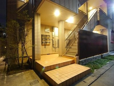 テッティヴェルディ横浜Aのエントランス|光輝くエントランスです！