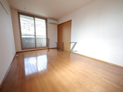 テッティヴェルディ横浜Aの寝室|8.3帖の２面採光のお部屋！
