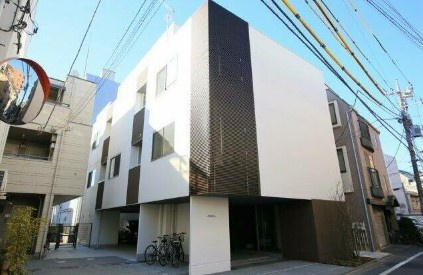 【外観】 | IPLACE | 鉄筋コンクリート造のがっちりとした建物。