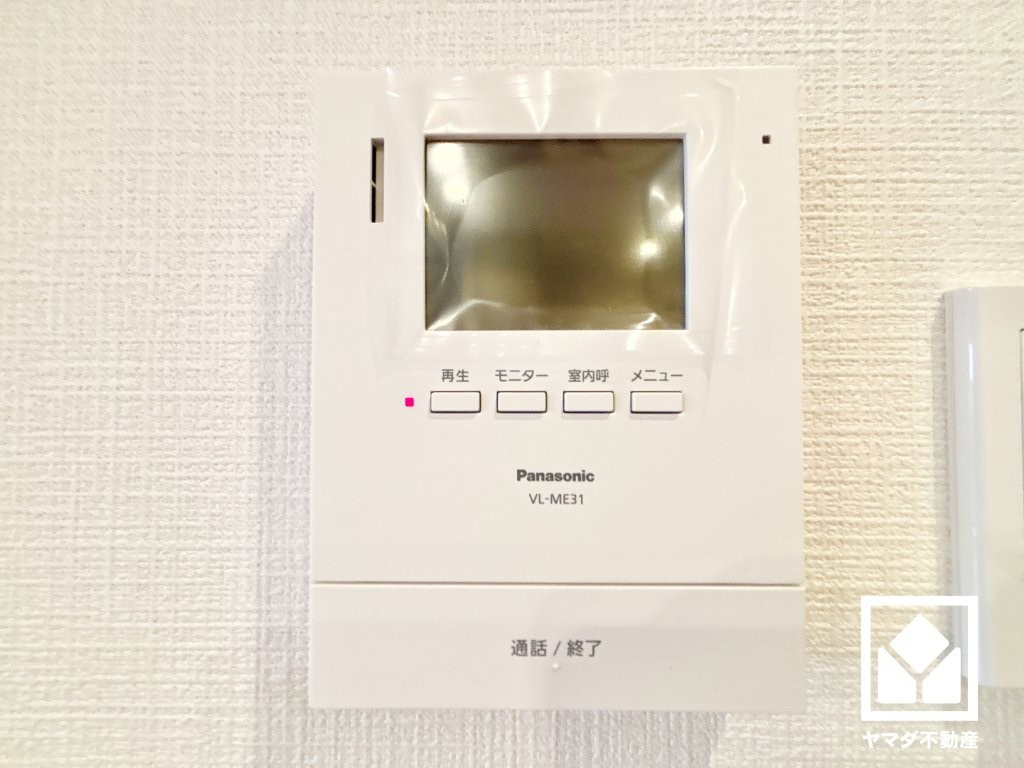 西宮セントポリア1号棟の防犯設備|突然の来訪時にも防犯面で心強いモニター付きインターホンを設置。お留守番中のお子様も、室内からスムーズに相手の確認ができます。