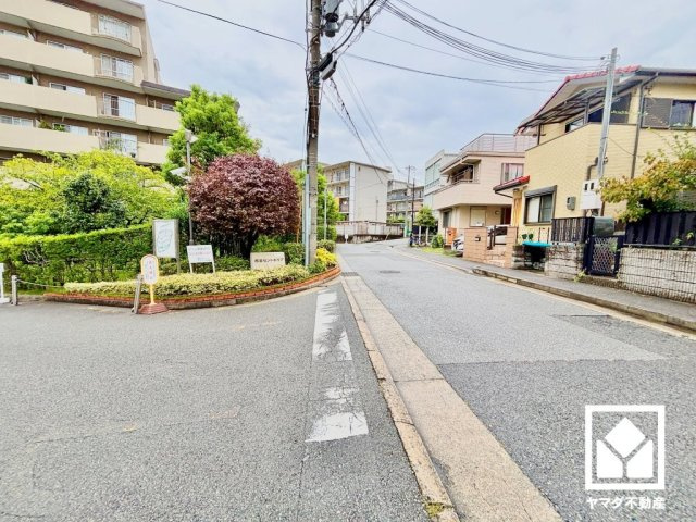 西宮セントポリア1号棟の周辺|敷地内は木々が多く植えられていて、四季の移り変わりが感じられる緑豊かな景観です。自然を身近に感じながら、落ち着いた雰囲気の中でゆとりある毎日をお過ごしいただけます。