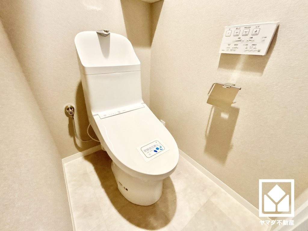西宮セントポリア1号棟のトイレ|明るく清潔感溢れるトイレです。温水洗浄便座付きで、季節を問わずいつでも温かい便座をお使いいただけます。毎日使う場所だからこそ、快適性にも配慮されています。
