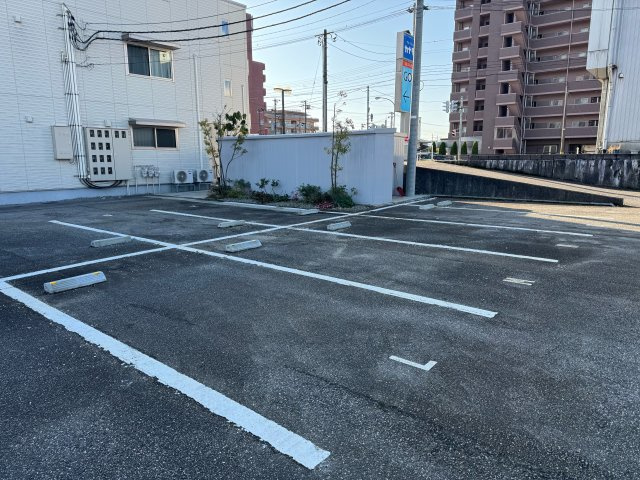 セレナヴィラ中川の駐車場