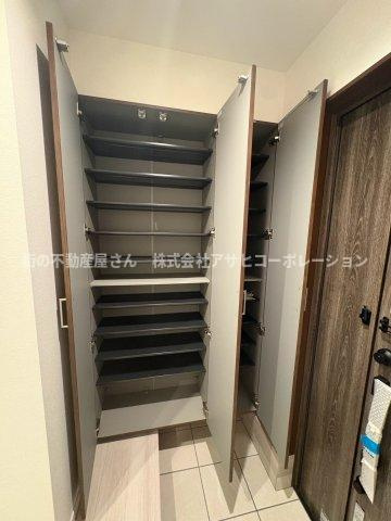 須磨区青葉町１丁目　新築戸建ての玄関|大きなシューズボックスがついているのでご家族全員分の靴を収納できますね！