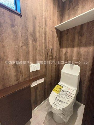 須磨区青葉町１丁目　新築戸建てのトイレ|意外ととうれしいお手洗い上の収納！