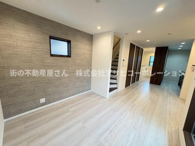 須磨区青葉町１丁目　新築戸建ての居間・リビング|約16.7帖のリビングは家具の配置がしやすく使い勝手が良いですね！