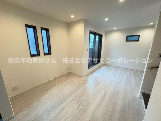 須磨区青葉町１丁目　新築戸建ての居間・リビング|ダイニングとリビングが境界しやすく家具の配置が頭に浮かびますね！
