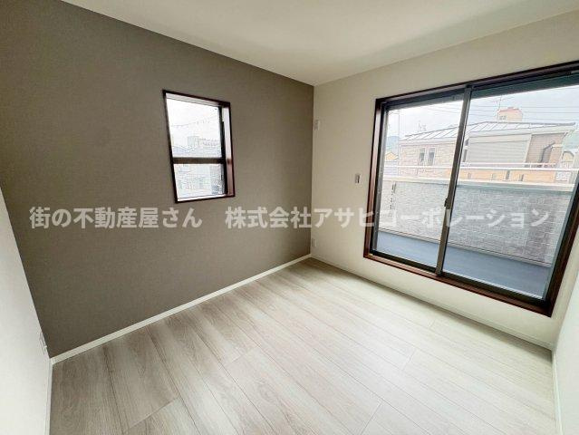 須磨区青葉町１丁目　新築戸建ての洋室|3階の主寝室は明るくて気分が良いですね！
