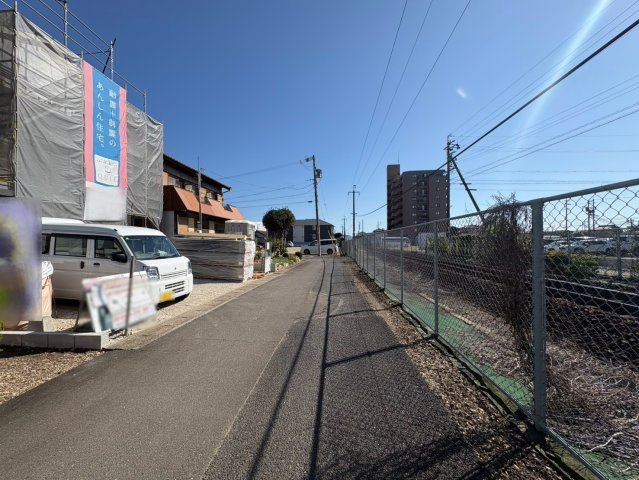 クワイエ　各務原市鵜沼川崎町第３　全１区画分譲の前面道路含む現地写真|「現地（2026年10月8日）撮影」　
■前面道路　
■ヤマダ不動産　株式会社リライフ