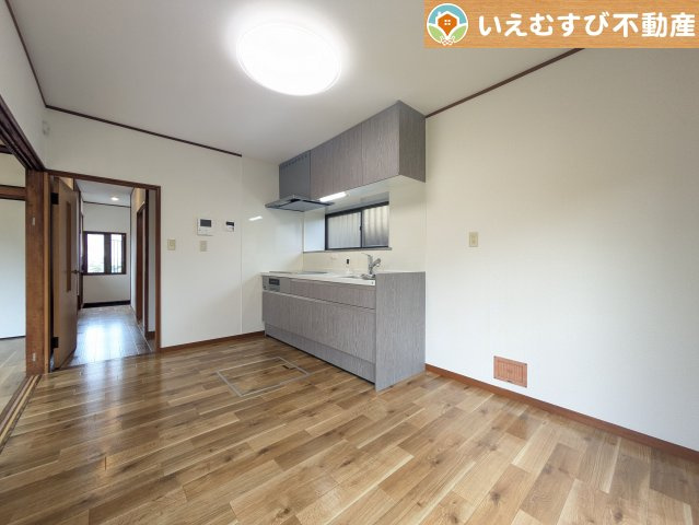 寄居町富田　中古戸建のダイニング|ナチュラルな色合いで落ち着いた印象のダイニング
ぬくもりのあるナチュラルな空間。広々とした空間でゆっくりお料理♪