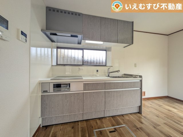 寄居町富田　中古戸建のキッチン|機能性収納性に溢れるキッチン
収納もたっぷり付いていてすっきり片付く！毎日楽しくお料理が出来そうです！