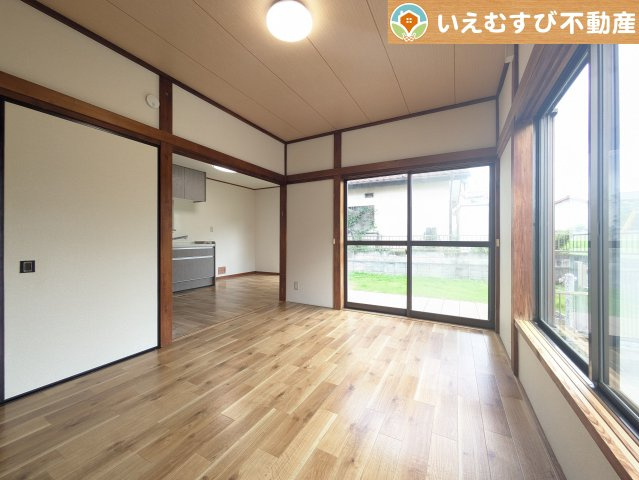 寄居町富田　中古戸建の居間・リビング|自然光で満たされる明るく開放感溢れるリビング
たっぷりの採光で明るい空間。家族みんなでくつろげます♪