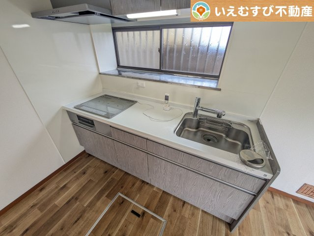 寄居町富田　中古戸建のキッチン|火を使わないＩＨクッキングヒーターはお子様にも安心
ＩＨクッキングヒーターなら小さなお子様と一緒のクッキングも楽しみやすい♪