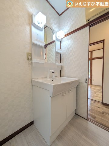 寄居町富田　中古戸建の独立洗面台|ゆとりの広さの洗面室
洗濯機を置いても余裕のある広さ！家事をするにも身支度するにも便利な広さですね！