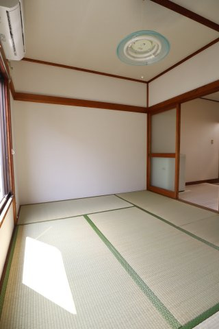 第二吉野ハイムの寝室|広くて明るい寝室