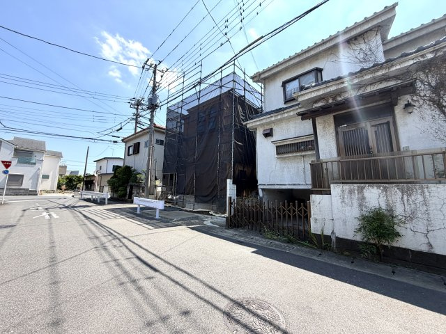 越谷市千間台東２期１号棟グラファーレ　新築戸建の外観|木造住宅の力強さを感じる柱のレイアウト。構造計算に基づいた安心の骨組みで施工を続けています。