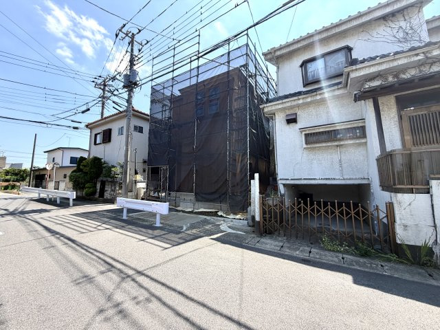 越谷市千間台東２期１号棟グラファーレ　新築戸建の外観|建物のスケール感が一目でわかる上棟完了現場。窓の位置やバルコニーからの景色もイメージできます。