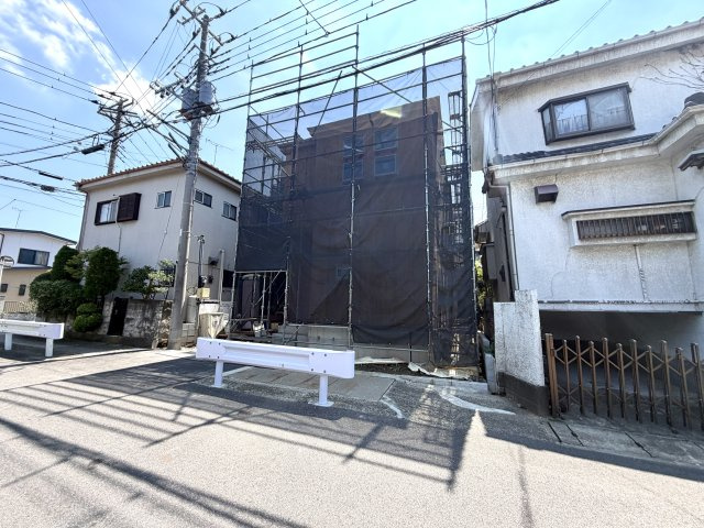 越谷市千間台東２期１号棟グラファーレ　新築戸建の外観|柱や梁が力強く組まれた迫力ある構造美。木材のぬくもりと耐震性能を兼ね備えた頑丈な木造枠組みです。