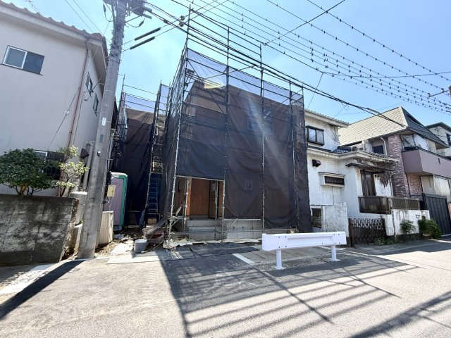 越谷市千間台東２期１号棟グラファーレ　新築戸建の外観|柱が立ち上がり住まいの大きさが実感できる構造段階。職人の手際よい作業により無事上棟いたしました。