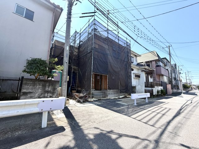 越谷市千間台東２期１号棟グラファーレ　新築戸建の外観|屋根の骨組みまで組み上がり外観のシルエットが完成。ここから防水シートや外壁の施工へと進みます。