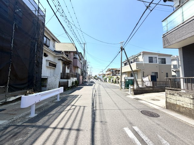 越谷市千間台東２期１号棟グラファーレ　新築戸建の前面道路含む現地写真|幅員がしっかり確保された前面道路に面し、開放感があります。陽差しを遮るものが少なく日当りも良好です。
