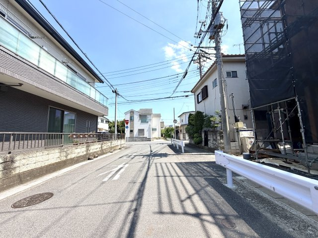 越谷市千間台東２期１号棟グラファーレ　新築戸建の前面道路含む現地写真|前面道路は主に近隣住民が利用するため交通量が抑えめ。静かな生活環境と車通りの少なさが大きな魅力です。