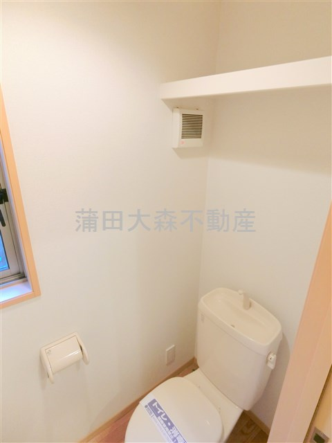 プラージュのトイレ|窓と棚付きのトイレ