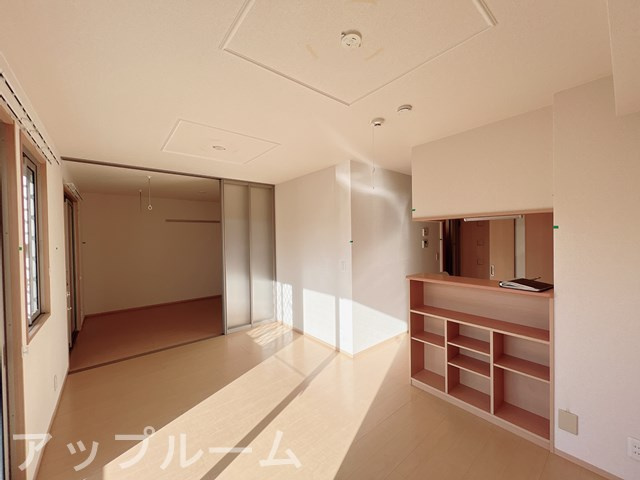 春日井市知多町１丁目のアパートの居間・リビング