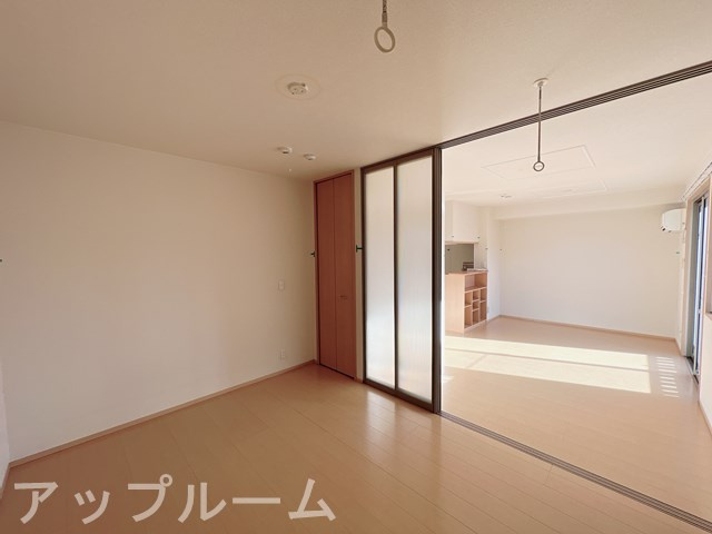 春日井市知多町１丁目のアパートの居間・リビング