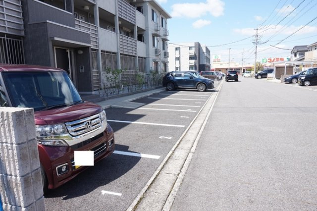 エトワール・デュノールの駐車場
