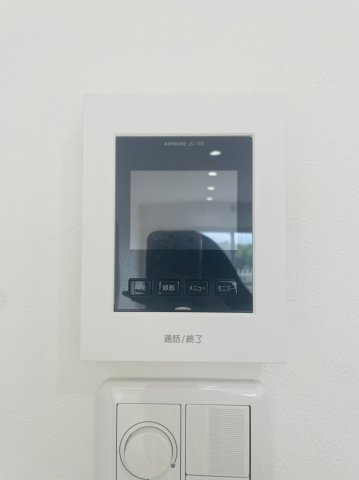 【モニター付インターホン】 来訪者の姿を室内から確認できるモニター付インターホンを設置。